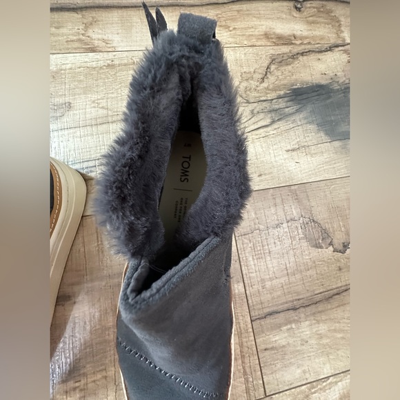 Tom’s NWOB Paxton Slip On Faux Fur Zippered Back size 7 Charcoal Gray Suede - Picture 6 of 12